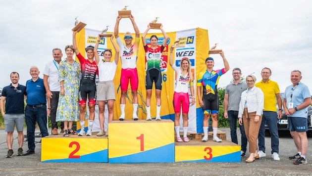 Top 3 des Radmarathons mit Veranstaltern, politischen Vertretern und Sponsoren.