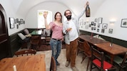 Zane und Anna haben dem Gumpoldskirchner Traditionsheurigen „Am Pranger“ neues Leben ...