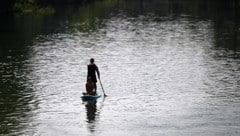 Ein nächtlicher Paddel-Ausflug endete für eine Frau auf der Traun tödlich (Symbolbild).
