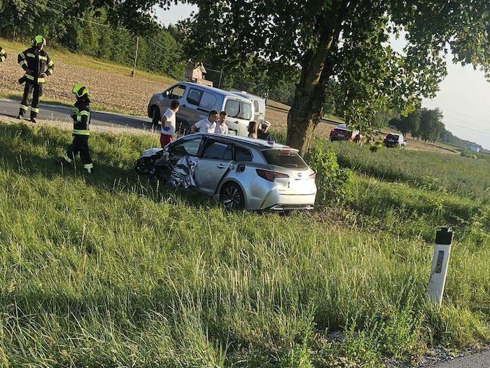 Beide Unfallautos wurden schwerst in Mitleidenschaft gezogen.