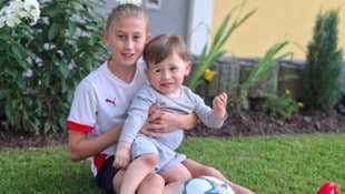 Schwester Magdalena (11) spielt viel und gerne mit ihrem Bruder.