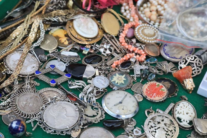 Schmuck, Uhren, Spiegel, Bakelit-Telefone, Schallplatten.... Auf dem großen Flohmarkt findet ...