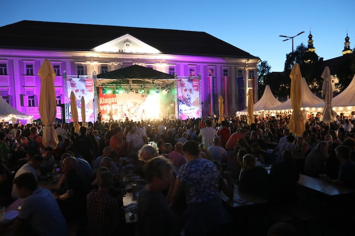 Musik und Stimmung: „Krone“-Bühne auf dem Neuen Platz.