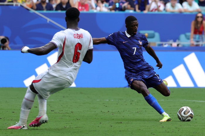 Nur Ousmane Dembele (re.) war noch teurer.