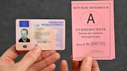 Der Schein aus Papier muss in einen in Scheckkartenformat umgetauscht werden. 
