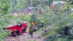 Das Auto musste von der Feuerwehr geborgen werden.