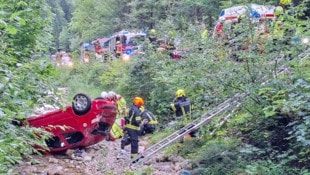 Das Auto musste von der Feuerwehr geborgen werden.