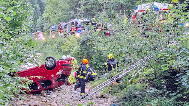 Das Auto musste von der Feuerwehr geborgen werden.