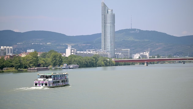 Auf der Donau gibt es bereits erste Einschränkungen, die die Passagier- und Güterschifffahrt ...