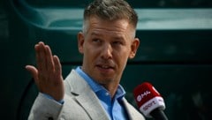 Ungarns Premier Péter Magyar bei der Siegerehrung nach dem Formel-1-Rennen in Ungarn