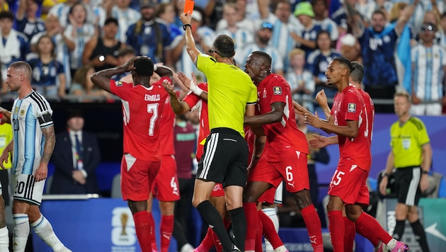 Schweiz-Star Breel Embolo sah gegen Argentinien die Rote Karte. Doch diese hätte es nicht geben ...