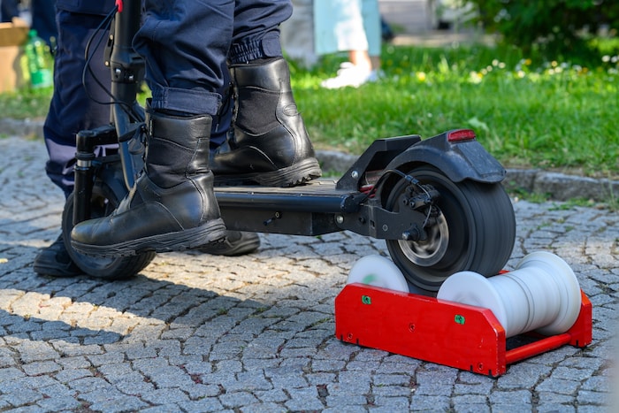 Die Polizei kann E-Scooter auch unterwegs überprüfen.