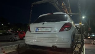 Der weiße Peugeot wurde auf einen Tieflader gehoben und weggebracht. 