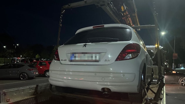 Der weiße Peugeot wurde auf einen Tieflader gehoben und weggebracht.