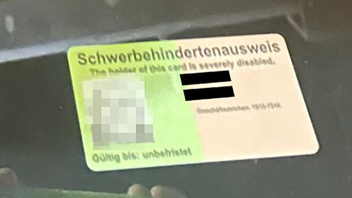 Dieser Schwerbehindertenausweis lag hinter der Windschutzscheibe.