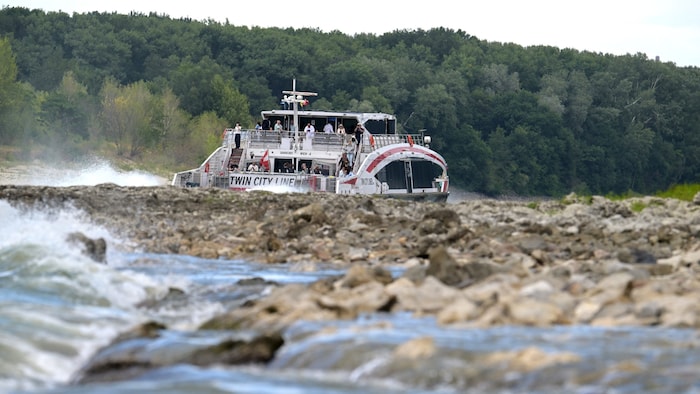 Auf der Donau ist der Schiffsverkehr durch Niedrigwasser aufgrund der weiterhin zu geringen ...