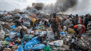 Gebrauchte und neue Kleidung wird aus Europa und China nach Kenia geschickt, um als sogenannte ...