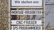 Immer mehr Unternehmen lassen frei werdende Stellen offen.