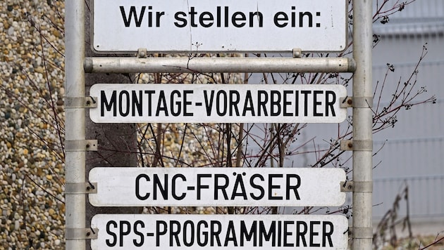 Immer mehr Unternehmen lassen frei werdende Stellen offen.