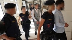 Nur zwei der Angeklagten: Jener im grauen Anzug überfiel auch die alte Niederösterreicherin.