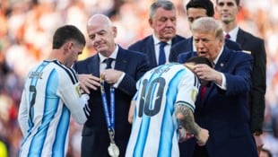FIFA-Boss Gianni Infantino (2. von li.) muss sich erneut heftige Kritik gefallen lassen.