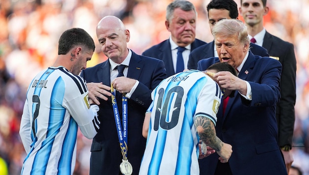 FIFA-Boss Gianni Infantino (2. von li.) muss sich erneut heftige Kritik gefallen lassen.