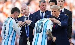 FIFA-Boss Gianni Infantino (2. von li.) muss sich erneut heftige Kritik gefallen lassen.