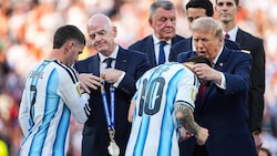 FIFA-Boss Gianni Infantino (2. von li.) muss sich erneut heftige Kritik gefallen lassen.