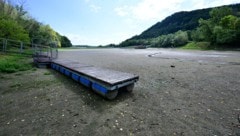 Ein Anlegesteg am Trockenen bei niedrigem Wasserstand der Donau bei Greifenstein