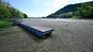 Ein Anlegesteg am Trockenen bei niedrigem Wasserstand der Donau bei Greifenstein