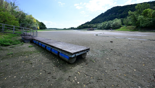 Ein Anlegesteg am Trockenen bei niedrigem Wasserstand der Donau bei Greifenstein