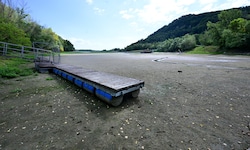 Ein Anlegesteg am Trockenen bei niedrigem Wasserstand der Donau bei Greifenstein
