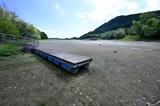 Ein Anlegesteg am Trockenen bei niedrigem Wasserstand der Donau bei Greifenstein