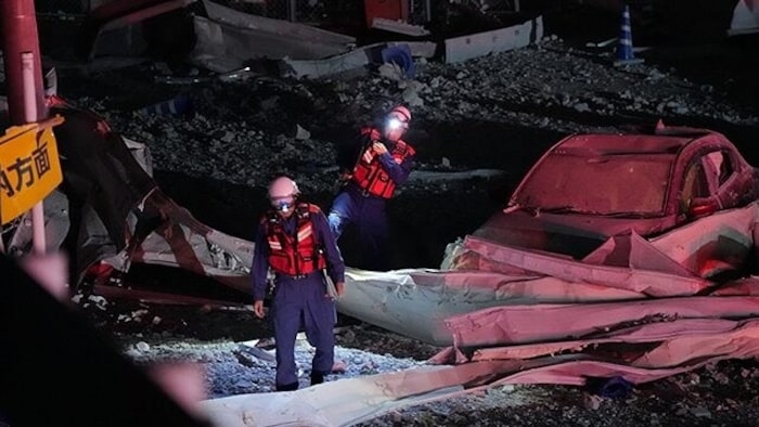 Einsatzkräfte nach dem Einsturz eines Einkaufszentrums in Kashima