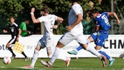Beim Schuss zum 1:0 des GAK verletzte sich Tim Trummer (re.)