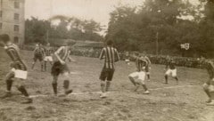 Auf Schätze wie diesen hofft das Filmteam: Wacker Innsbruck gegen FC Lustenau 1921 im Hof der ...