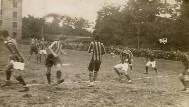 Auf Schätze wie diesen hofft das Filmteam: Wacker Innsbruck gegen FC Lustenau 1921 im Hof der ...