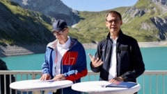 Illwerke-VKW-Vorstand Gerd Wegeler und Landeshauptmann Markus Wallner vor der beeindruckenden ...