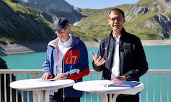 Illwerke-VKW-Vorstand Gerd Wegeler und Landeshauptmann Markus Wallner vor der beeindruckenden ...