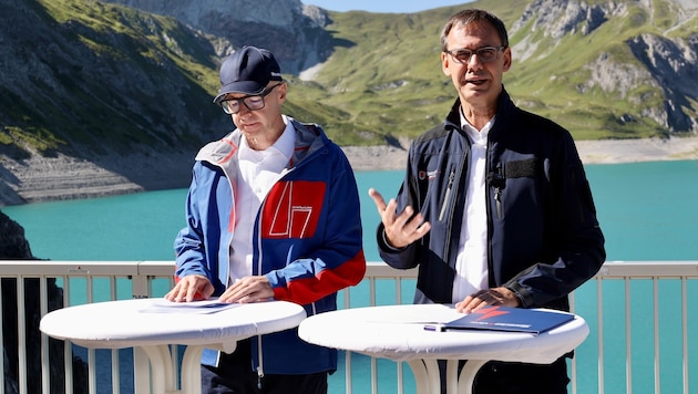 Illwerke-VKW-Vorstand Gerd Wegeler und Landeshauptmann Markus Wallner vor der beeindruckenden ...