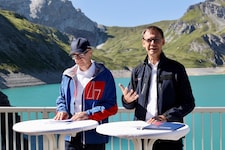 Illwerke-VKW-Vorstand Gerd Wegeler und Landeshauptmann Markus Wallner vor der beeindruckenden ...