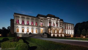 Eindrucksvoll bei Nacht: Das Casino Salzburg im historischen Schloss Klessheim ist die stilvolle ...