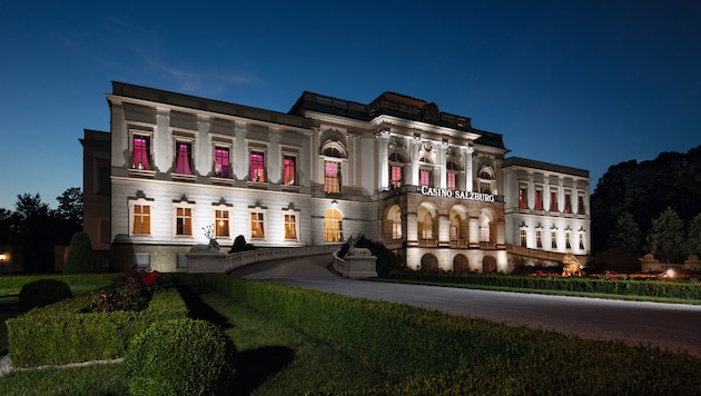Eindrucksvoll bei Nacht: Das Casino Salzburg im historischen Schloss Klessheim ist die stilvolle ...
