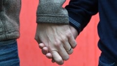 Polens Verfassungsgerichtshof hat die Anerkennung von gleichgeschlechtlichen Ehen gestoppt, die ...