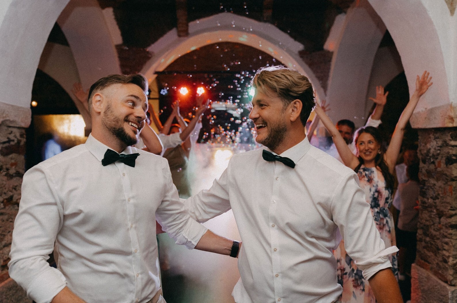 Andi und Christian feierten mit ihren Gästen bis in die Nacht und präsentierten eine wunderbare ...