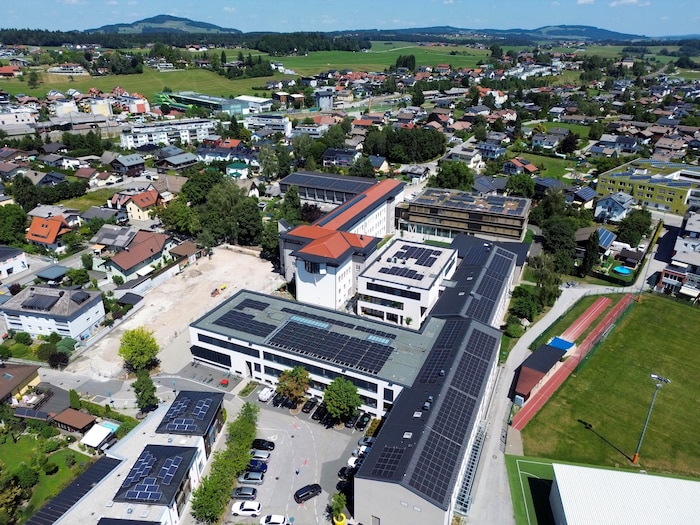 Auf den Schulen befinden sich bereits große PV-Anlagen.