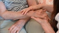 Die Pflege bettlägeriger Senioren bedeutet enorme Arbeit und kann zu Überforderung führen. Wer ...