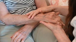 Die Pflege bettlägeriger Senioren bedeutet enorme Arbeit und kann zu Überforderung führen. Wer ...
