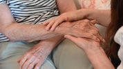Die Pflege bettlägeriger Senioren bedeutet enorme Arbeit und kann zu Überforderung führen. Wer ...