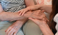 Die Pflege bettlägeriger Senioren bedeutet enorme Arbeit und kann zu Überforderung führen. Wer ...